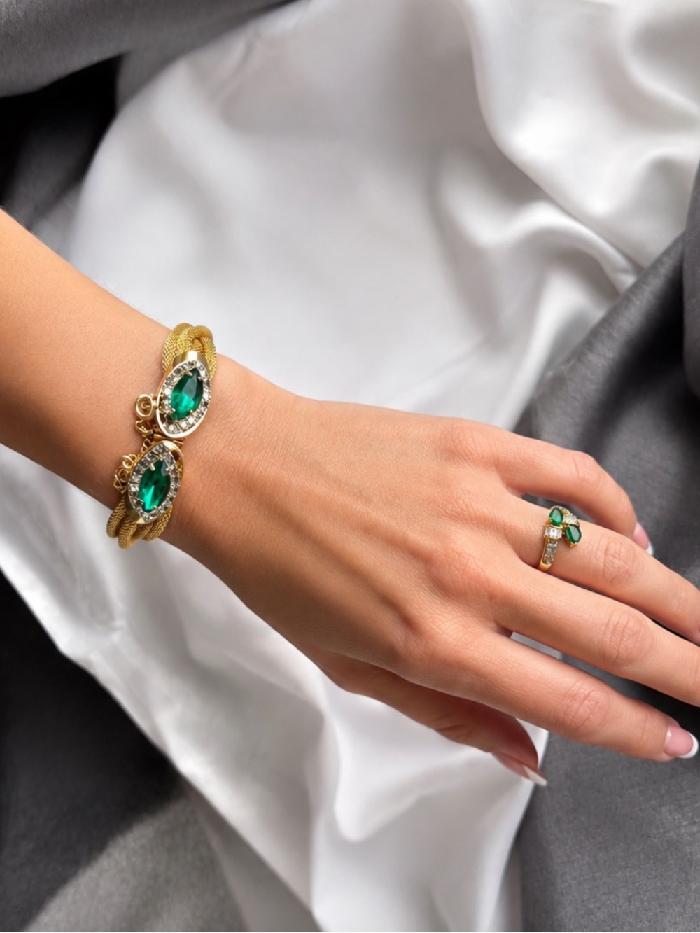 Vintage Alice Caviness Gold Tone Mesh Bracelet Emerald Green Crystal Rhinestone